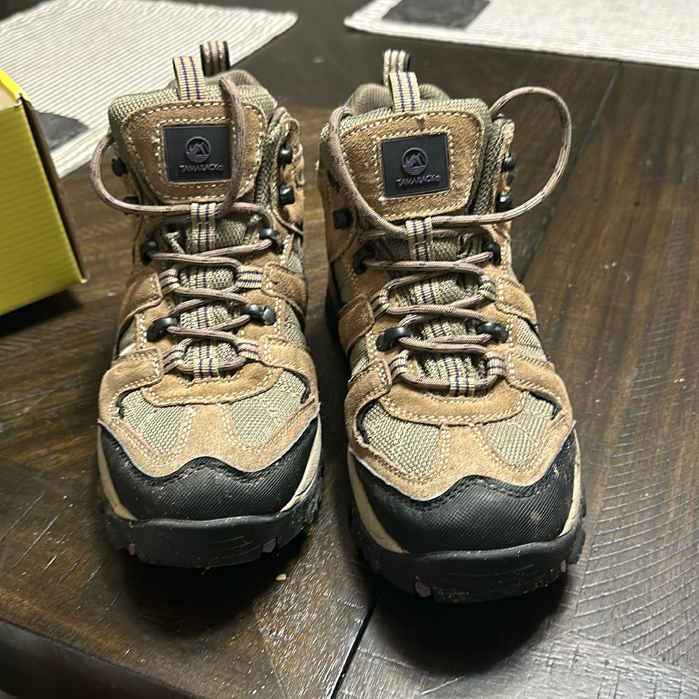 Hiking boots women’s size 8 excellent condition!